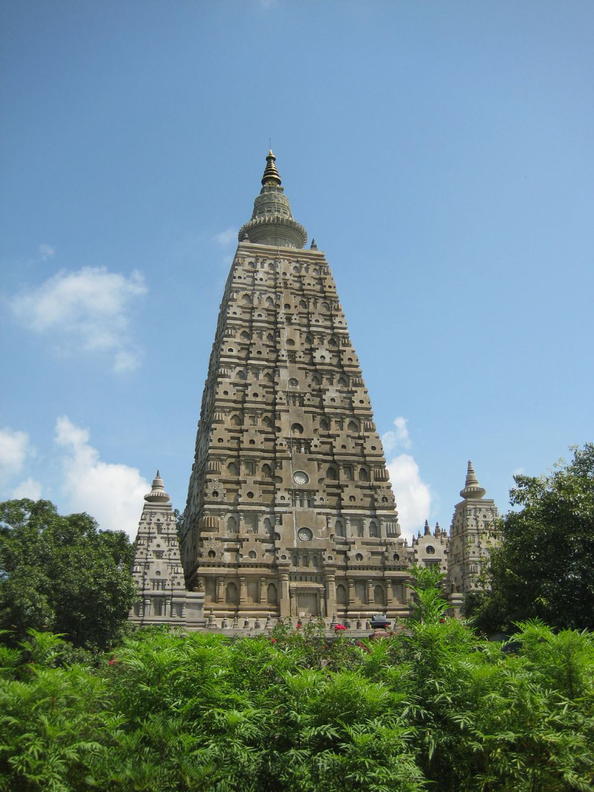 बोध गया स्थित महाबोधि मंदिर परिसर